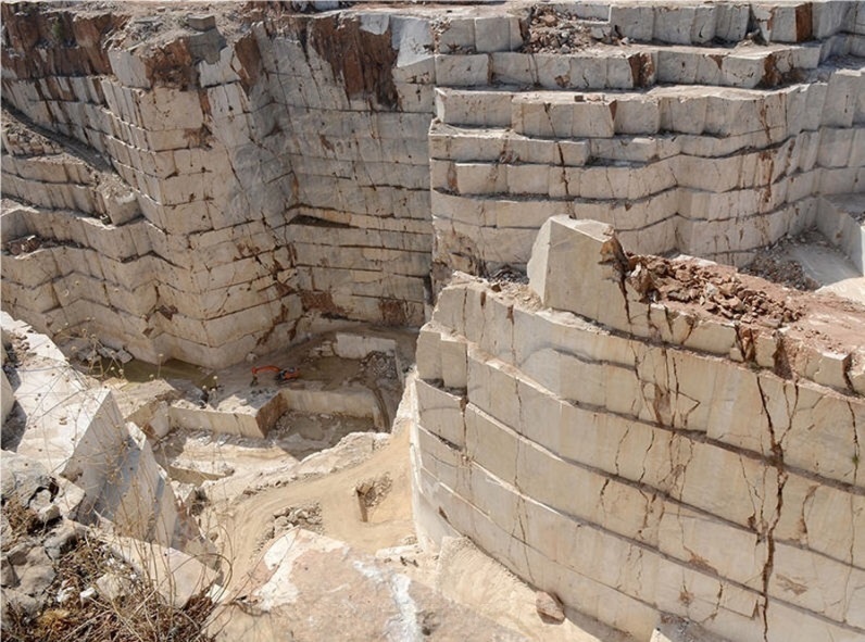 Altın damarlı beyaz Afyon Sugar Marble doku görünümü